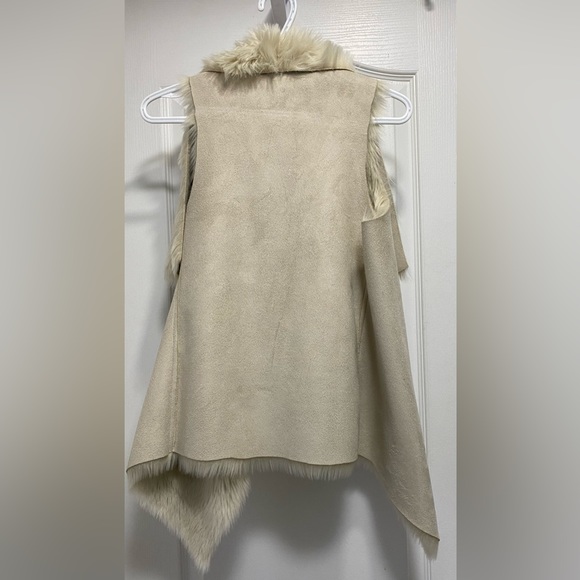 Top Shop Reversible Beige Faux Fur, Faux Suede Vest. O/S - Picture 2 of 4